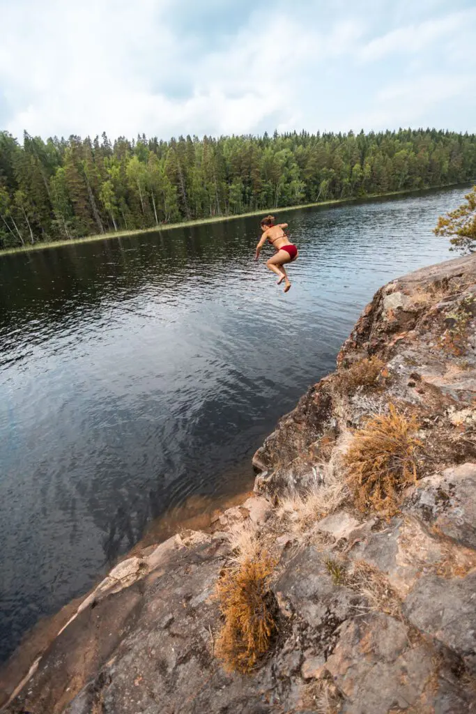 Person springt in den See.