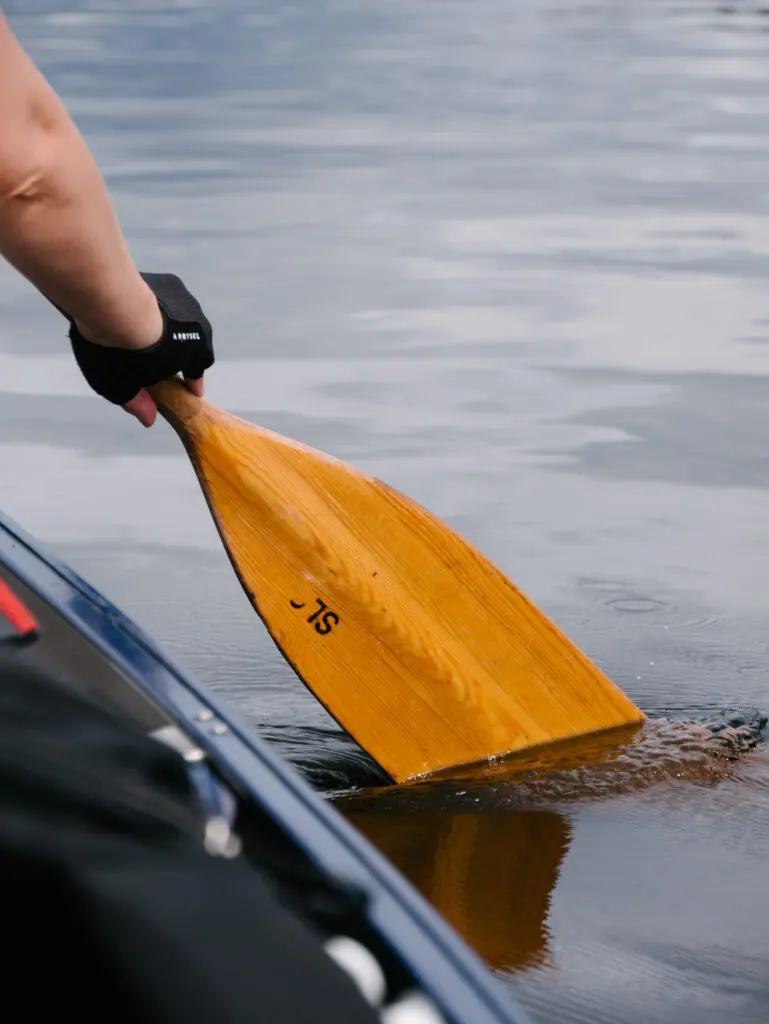 paddel im Wasser