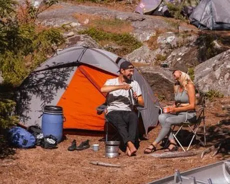 Freunde gehen wild campen.