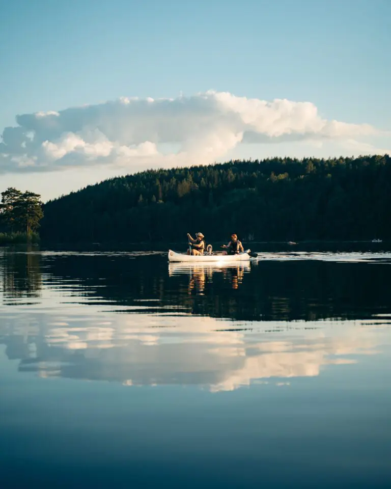 Kanu auf dem Wasser während des Sonnenuntergangs in Schweden