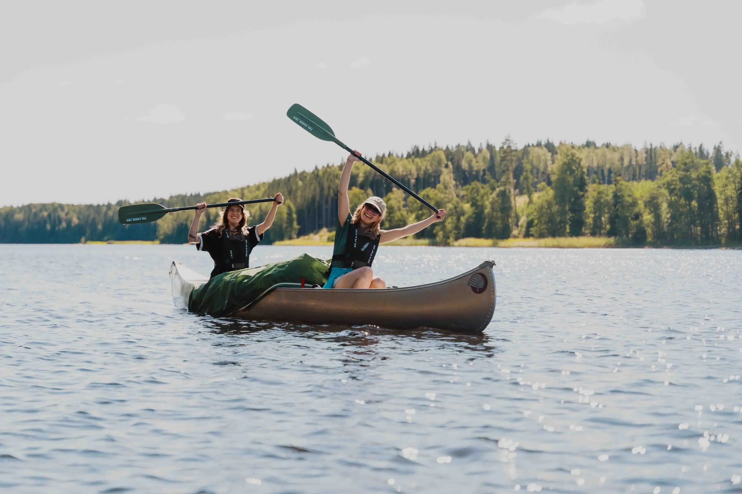 Zwei Mädchen in Schweden machen die Kanu-Tour.