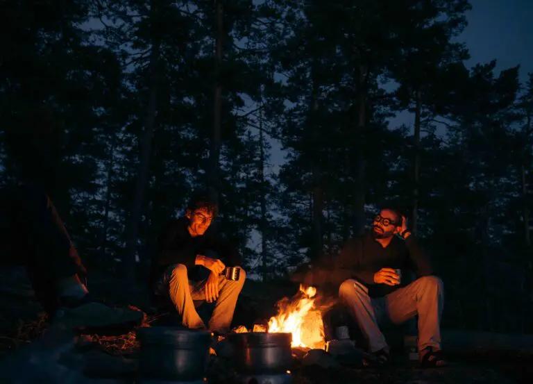 Zwei Freunde und ein Lagerfeuer