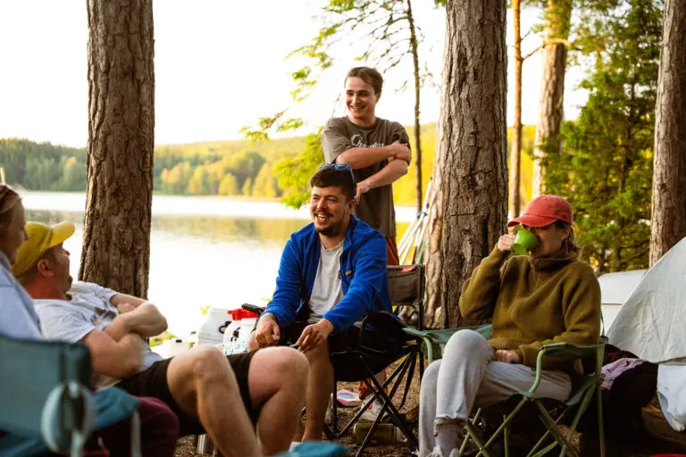 Familie am Lagerfeuer