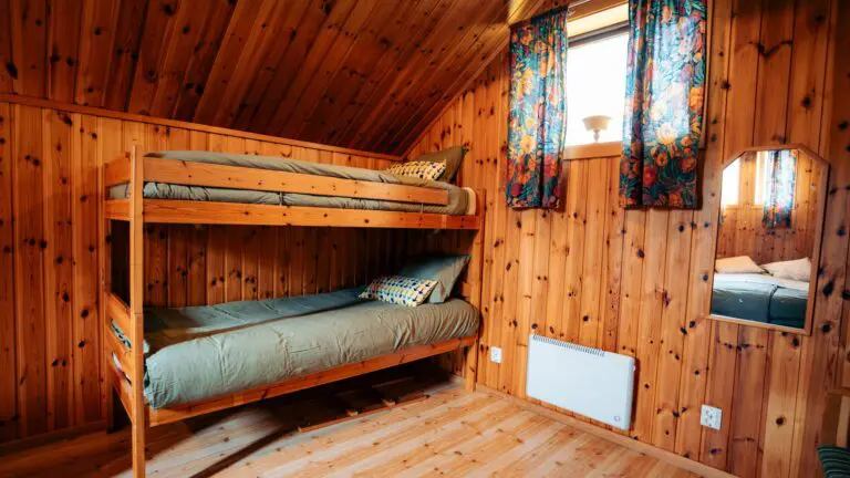 Etagenbetten in einem gemütlichen Holzhütten-Zimmer