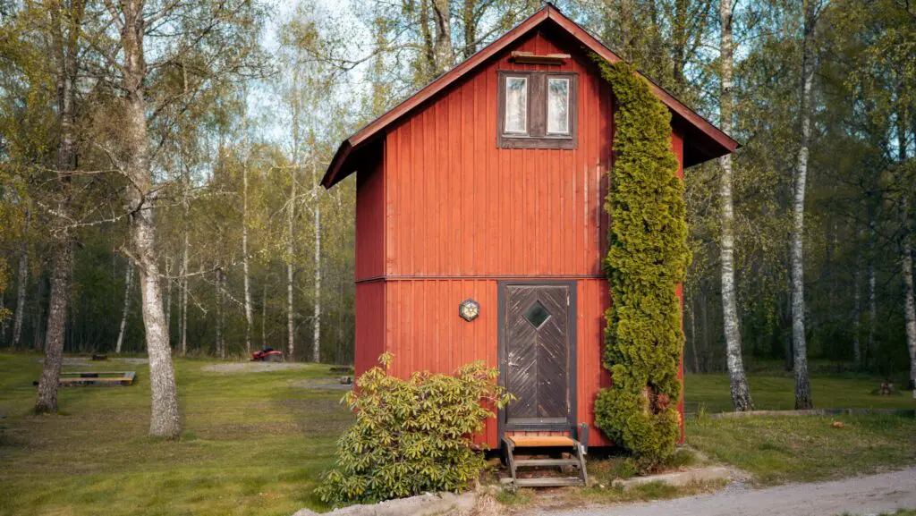 rote Holzfällerhütte auf einer Waldlichtung