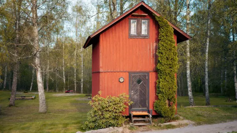 rote Holzfällerhütte auf einer Waldlichtung