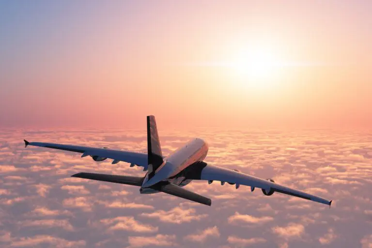 Flugzeug über den Wolken bei Sonnenuntergang