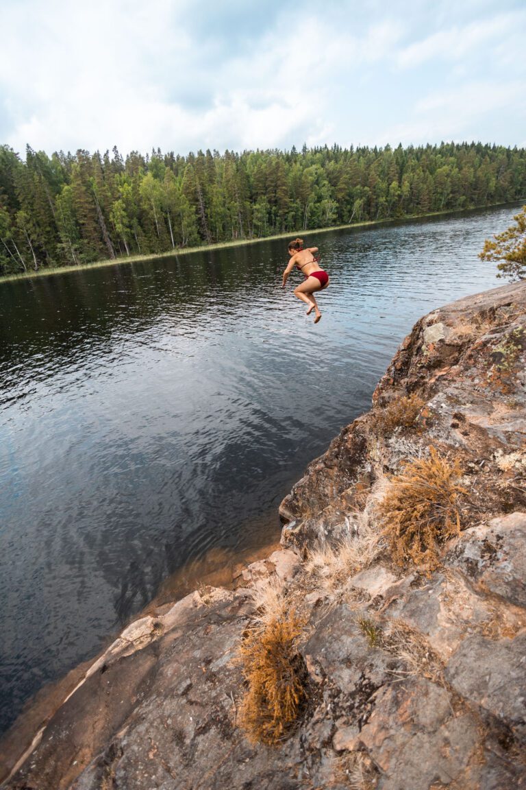 Person springt in den See.