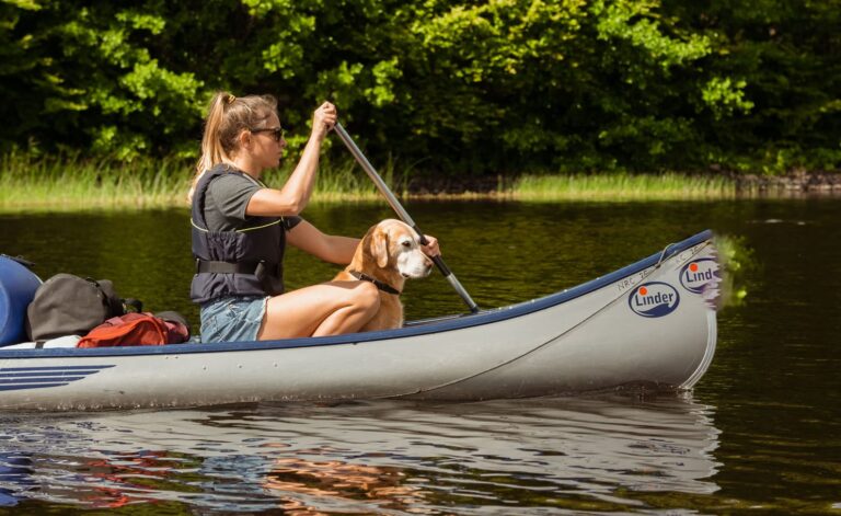 Frau mit Hund im Kanu