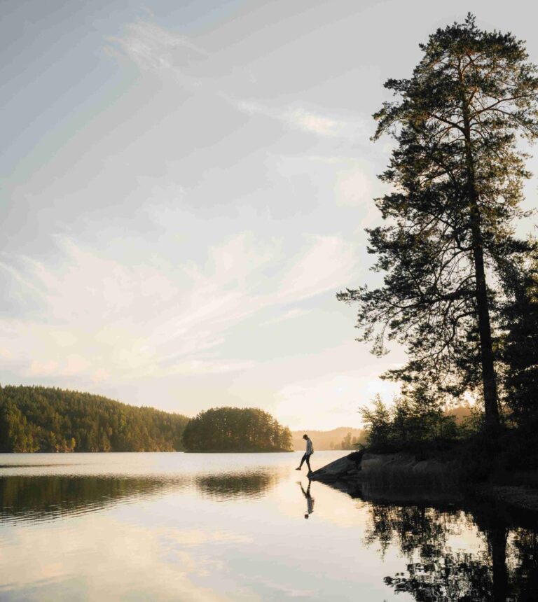 Ein Mann vor einem See