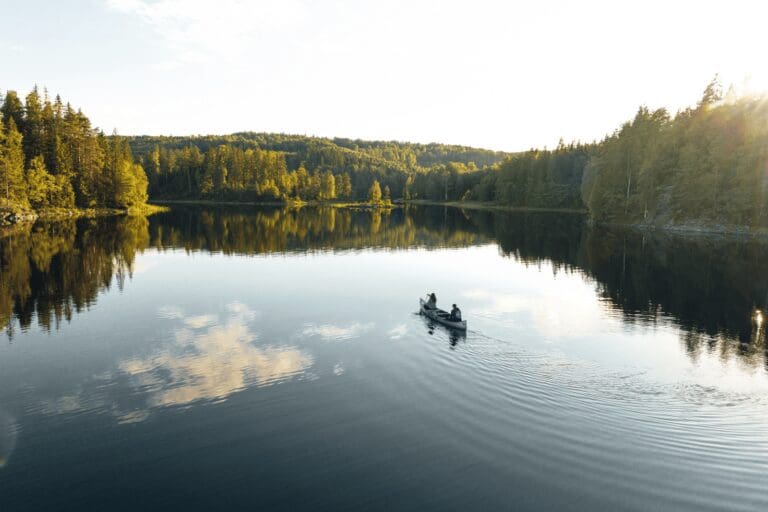 Top 3 Outdoor-Aktivitäten, die du diesen Sommer in Schweden machen kannst: Kanufahren, Wildcampen und Angeln.