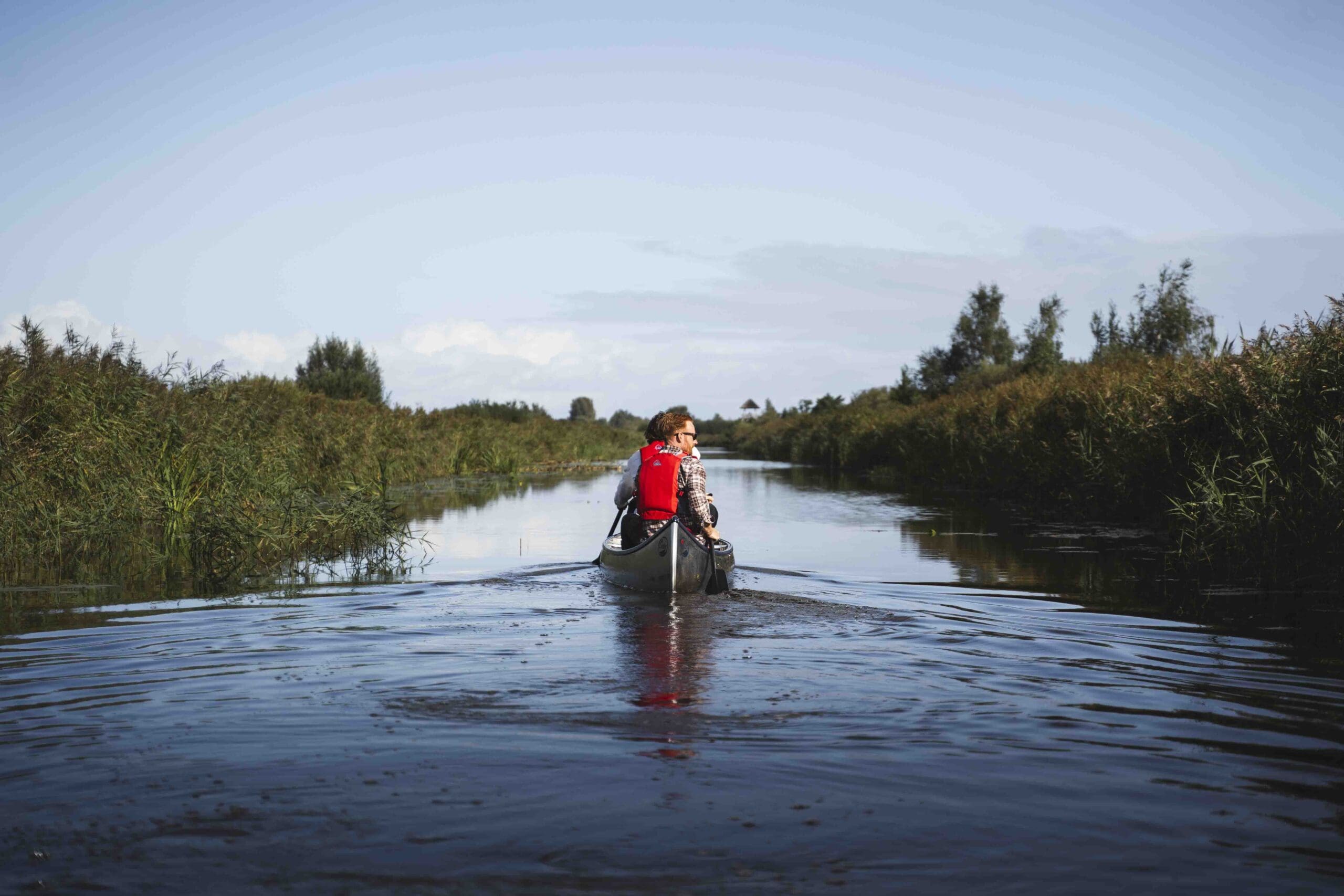 Un participant qui fait du canoë sur un lac en Suède.
