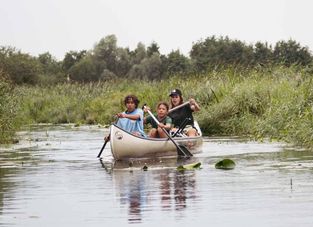 Familie auf Kanureise in Friesland