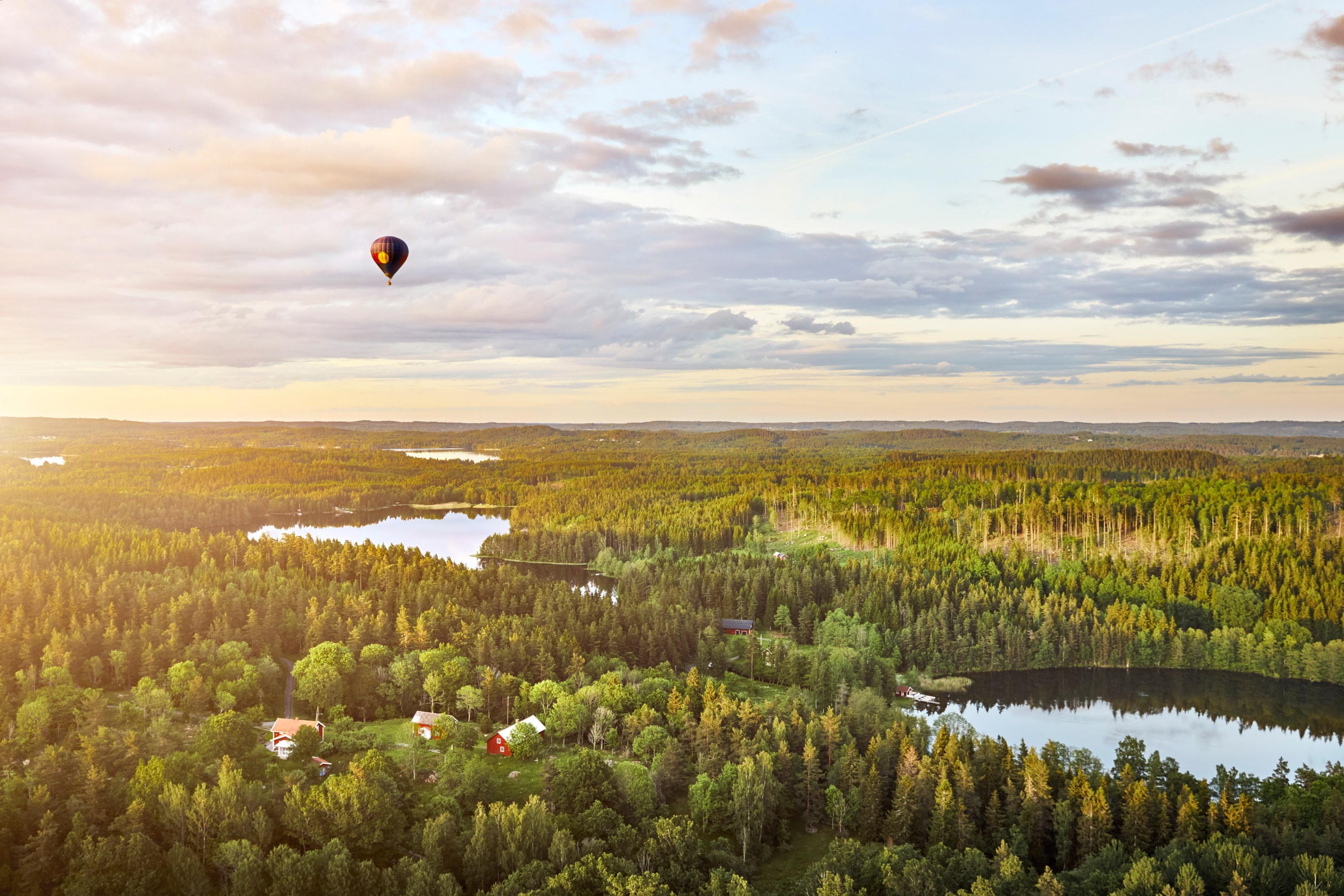 Photo d'un paysage en Suède avec une montgolfière