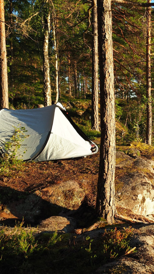 Une tente de camping au bord de l'eau.