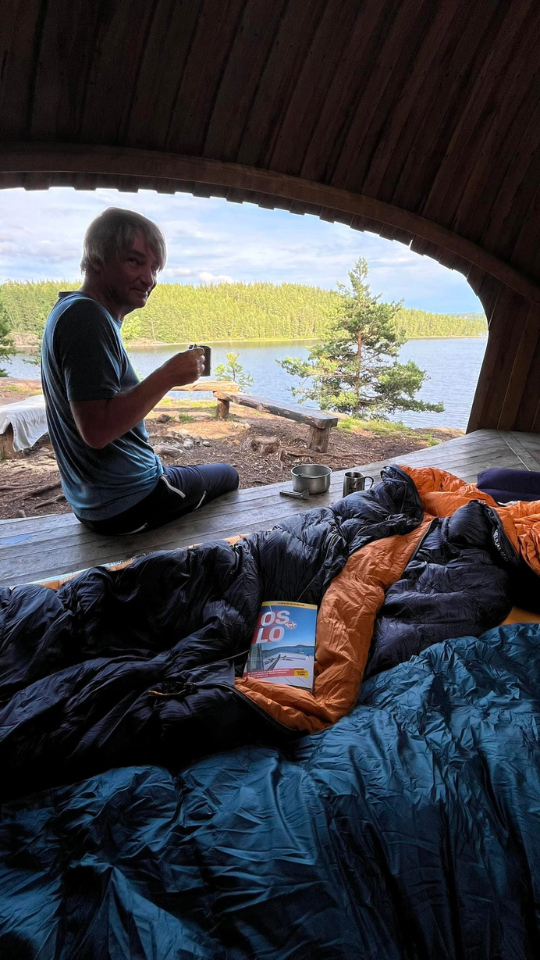 Un voyageur mangeant son petit déjeuné au réveil.