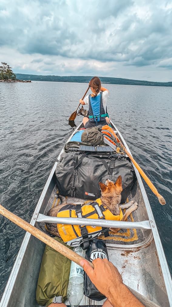 Des voyageurs qui pagaient avec leurs affaires dans le canoë